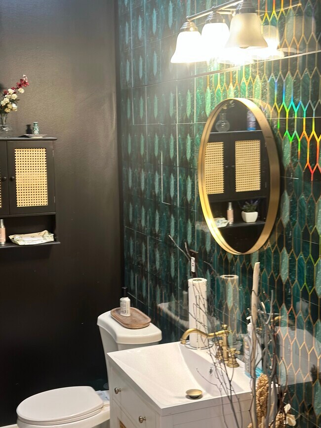 Building Photo - 911 E 5th St