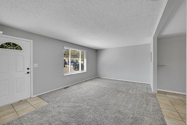 Building Photo - $2,675 - 4 Bed, 2 Bath Home in Aurora with...