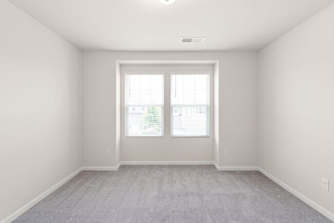 Building Photo - Like-New Townhome in Pristine, Move-In Ready Condition