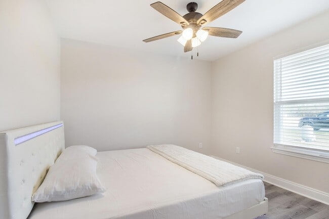 Building Photo - 5374 Highview Dr