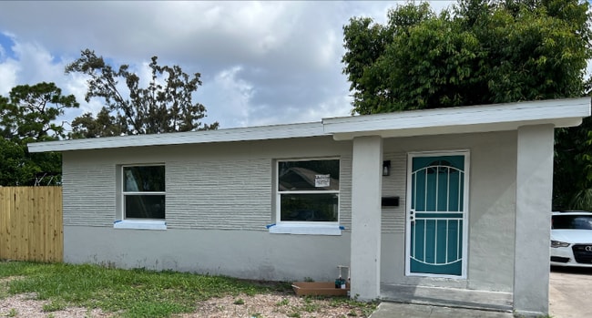 Primary Photo - 3235 Oakley Ave S
