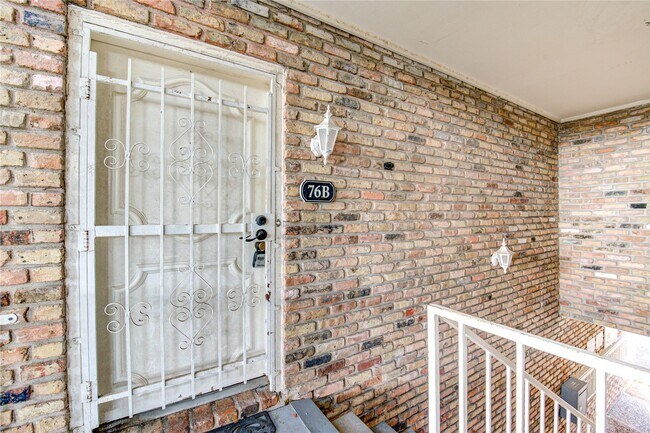 Building Photo - 2101 Fountain View Dr