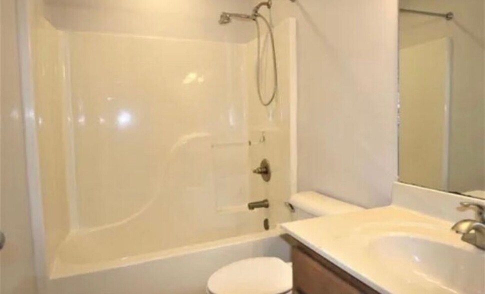Building Photo - 428 Greathouse Dr