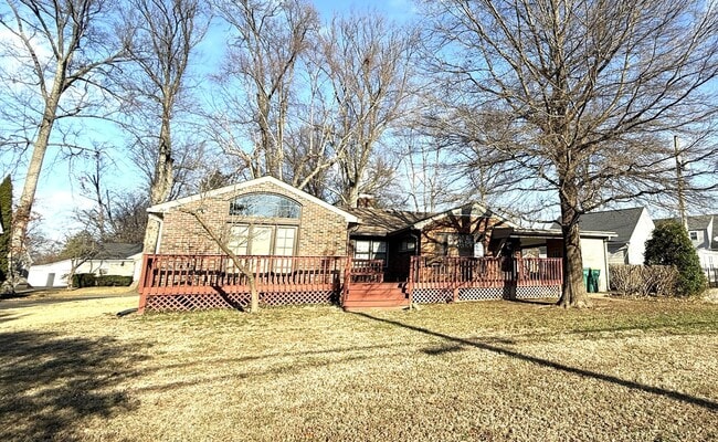 Building Photo - Spacious 3 Bedroom 2 Bath Home