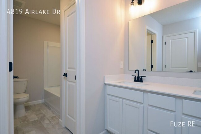 Building Photo - 4819 Airlake Dr