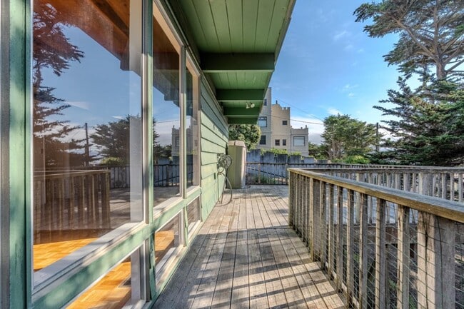 Building Photo - 990 Mirador Terrace
