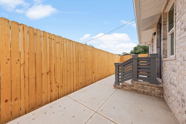 Building Photo - 305 Willingham Dr