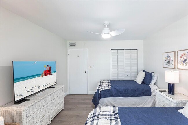 Building Photo - 1055 W Peppertree Dr