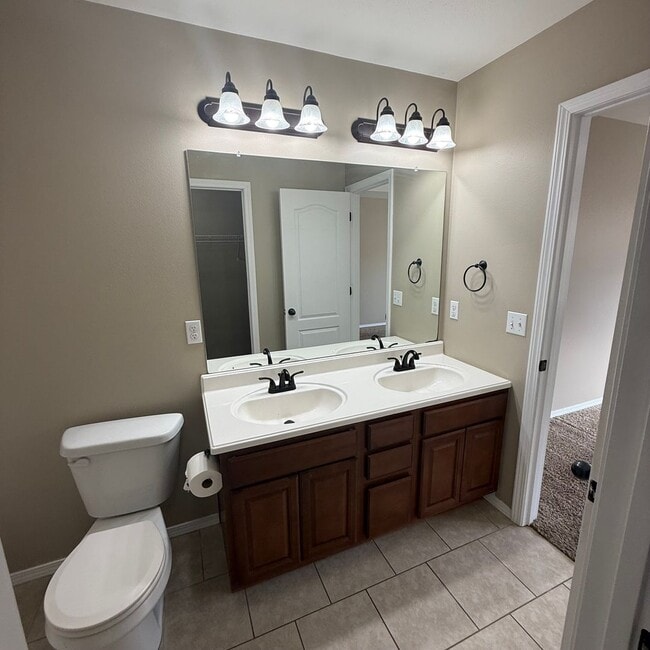 Building Photo - Quiet Country Living - Beautiful Available Now