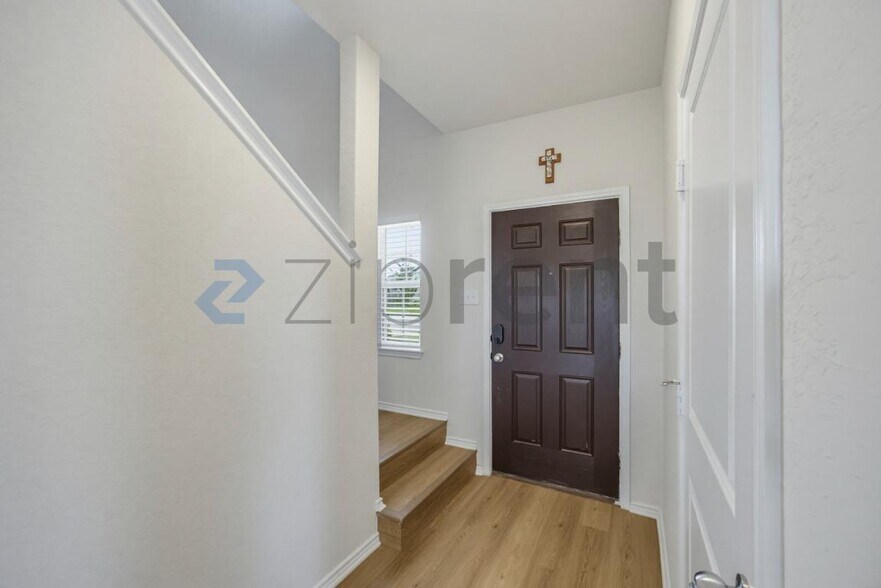 Building Photo - Unit
