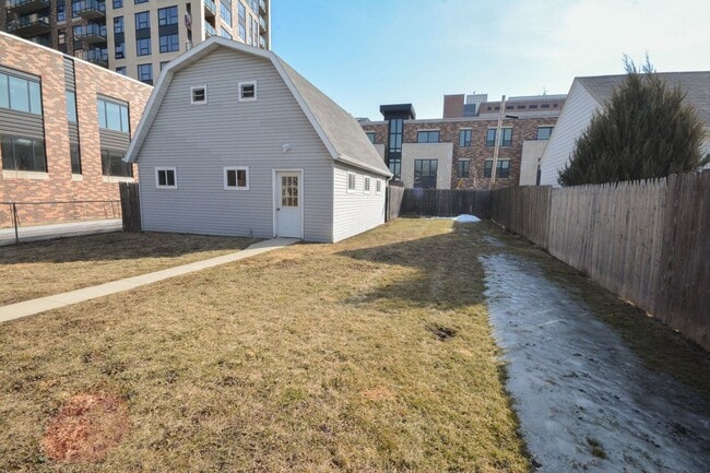 Building Photo - Gorgeous home located just 1 block from St. Mary's Hospital!