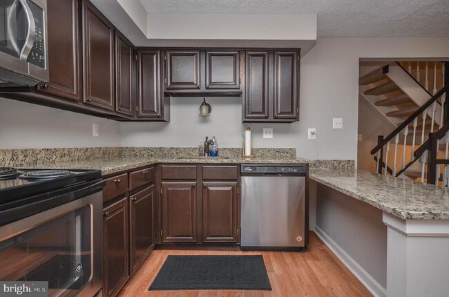 Building Photo - 27 Cross Country Ct