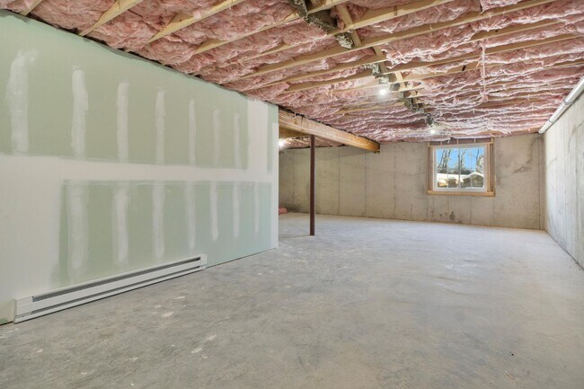 Building Photo - Move In Ready: Custom-built home