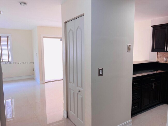 Building Photo - 6225 SW Kendale Lakes Cir
