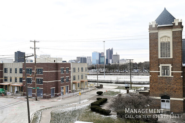 Building Photo - Beautiful Townhome With a Rooftop Deck and...