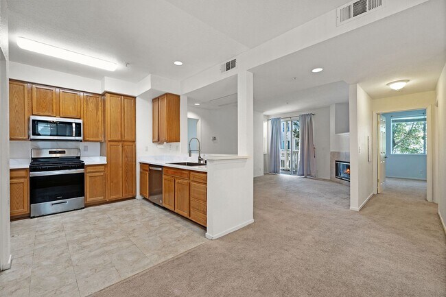 Building Photo - Spacious, Open-Concept 2/2 Condo SSF