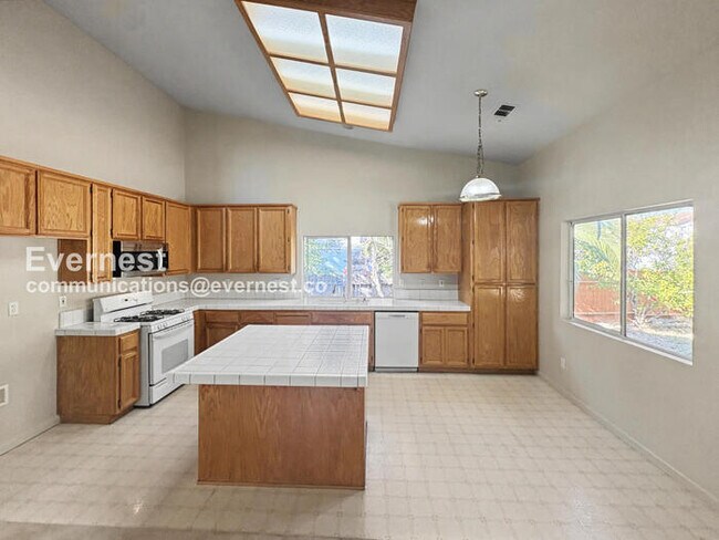 Building Photo - 4 Bed, 3 Bath Home with Garage / Pet-Friendly / Vouchers Accepted / Available Now!