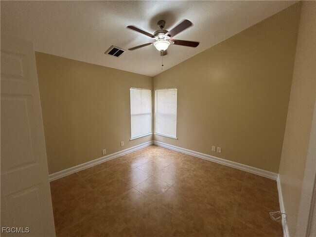 Building Photo - 717 Foxtail St E