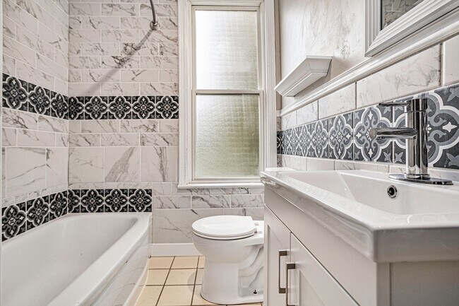 Building Photo - $950 2 Bedroom 1 bathroom apartment Fully ...
