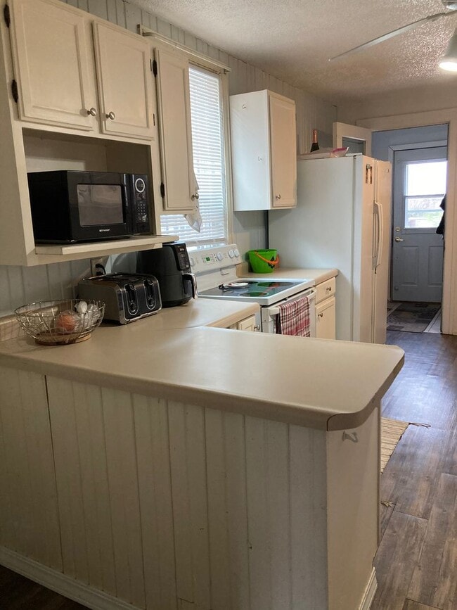 Building Photo - 3+ Bedroom / 2 Bath Single Family Home!