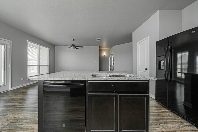 Building Photo - 624 Hollyhock Dr