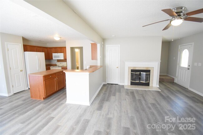 Building Photo - 8139 Chatham Oaks Dr