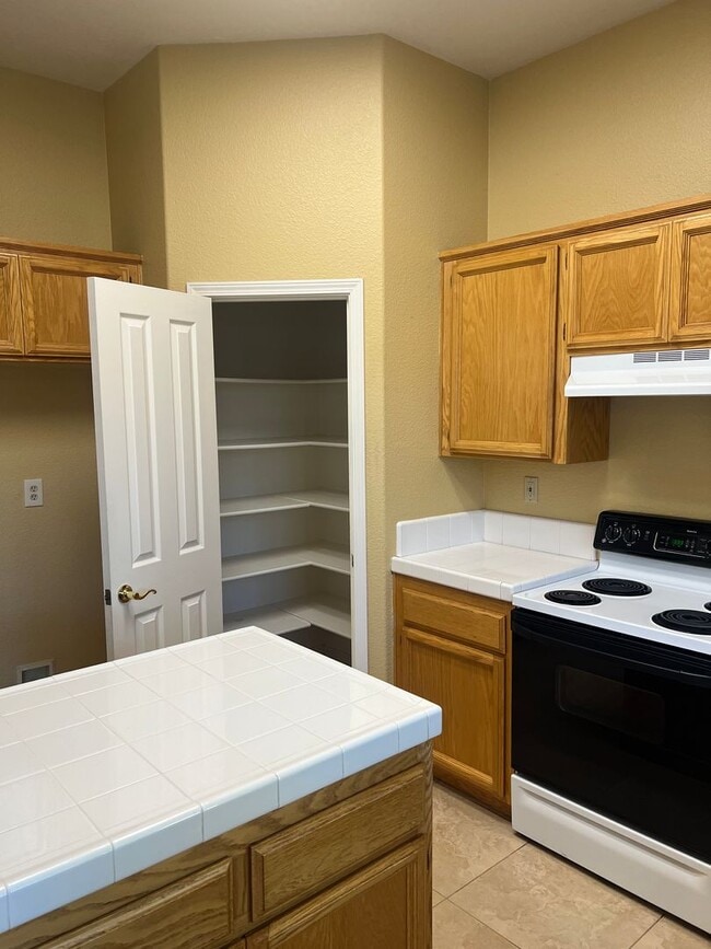 Building Photo - 3 Bedroom Charmer in West Roseville!