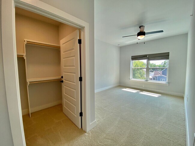 Building Photo - Stylish 3 Bedrooms 2 Bathrooms with Top-Tier Amenities Condo in East Austin!!!