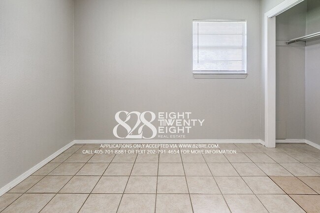 Building Photo - 2 Bed/1 Bath Triplex Home in Noble