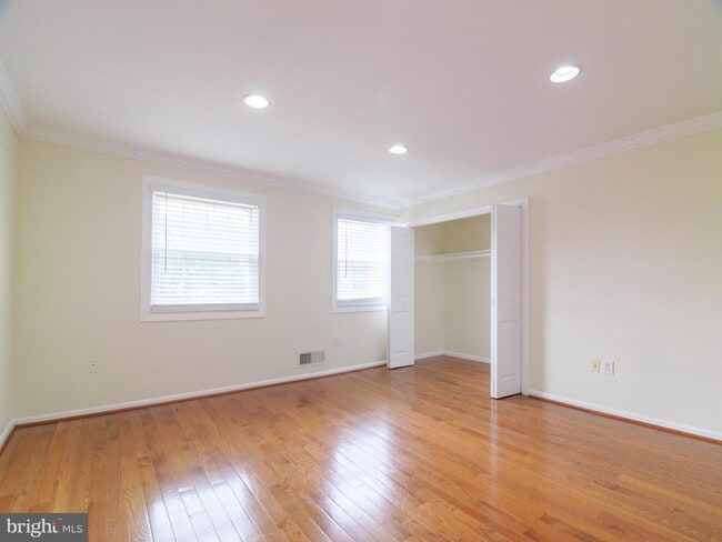 Building Photo - 3075 Sunset Ln