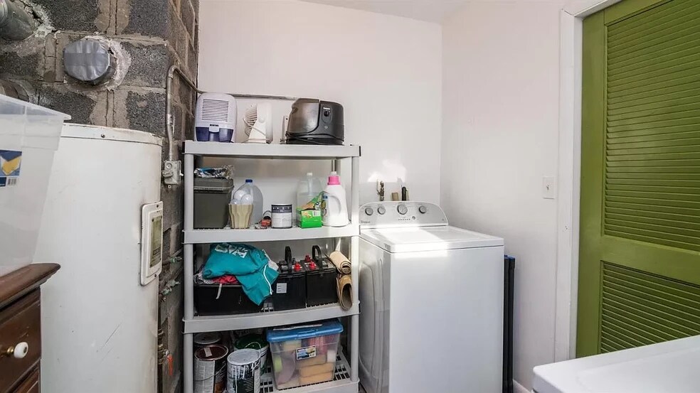Laundry Room - 5010 Bolla Rd