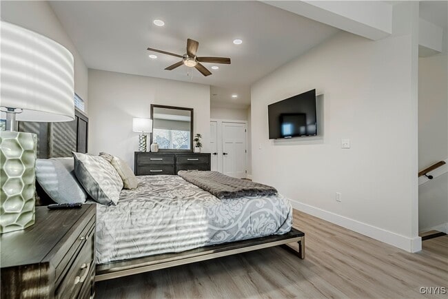 Building Photo - 1104 Main St