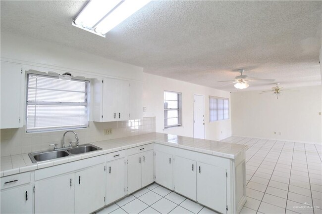 Building Photo - 206 W Esperanza Ave
