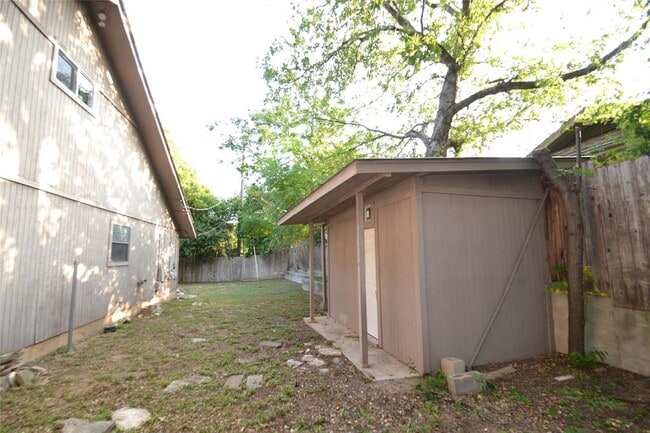 Building Photo - 8833 Tallwood Dr