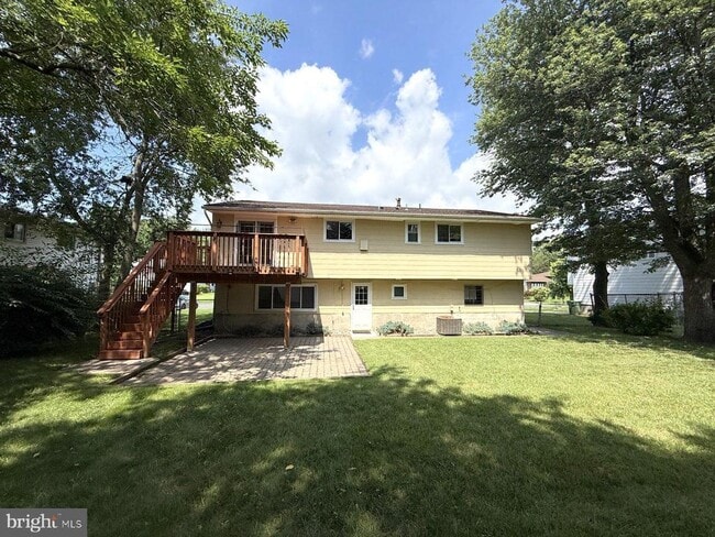 Building Photo - 11 Knollwood Dr