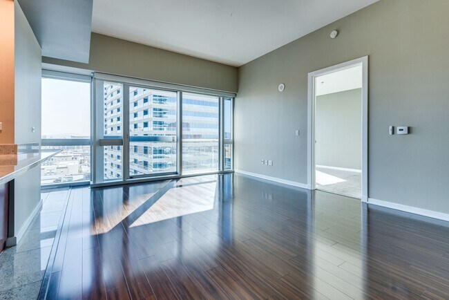 Building Photo - The Martin 1607-City/Strip Views from this...
