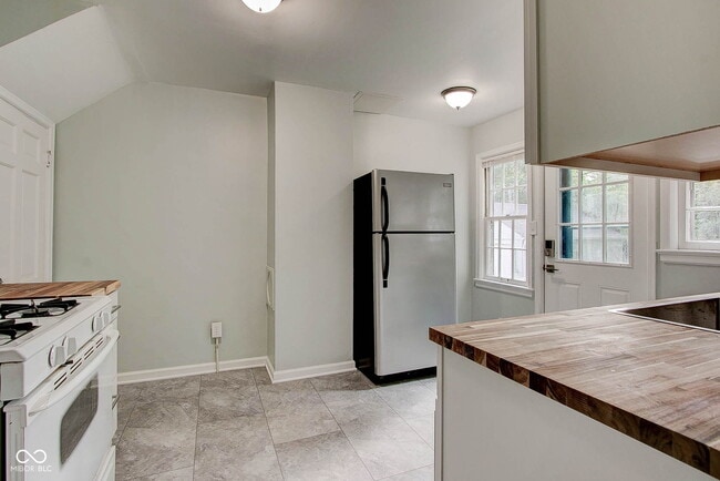 Building Photo - 5043 Boulevard Pl