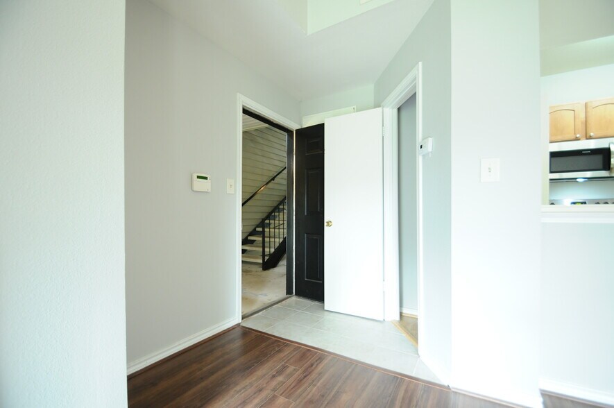 Building Photo - 3903 Penderview Dr