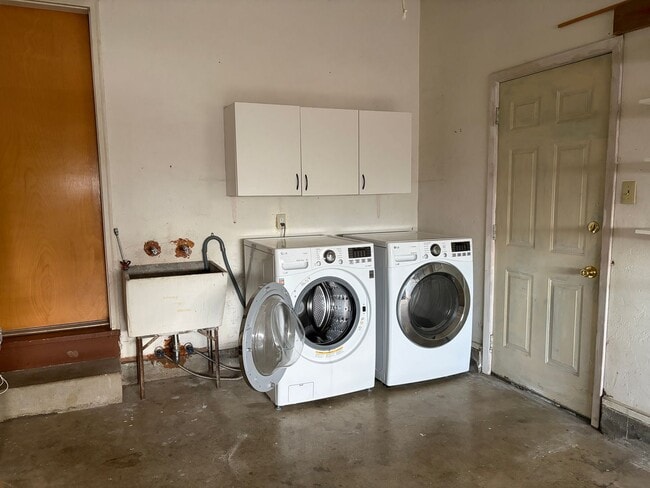 Building Photo - 3 Bedroom 1 Bath single story home, Move in Special: $750.00 off first month's rent if the move-i...