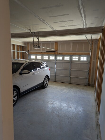 Basement 2 car garage - 5689 Ohio Trl