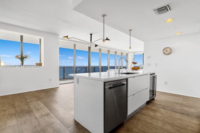 Building Photo - 5875 Collins Ave