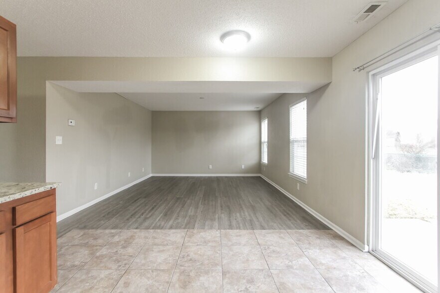 Building Photo - 607 Sweet Creek Dr