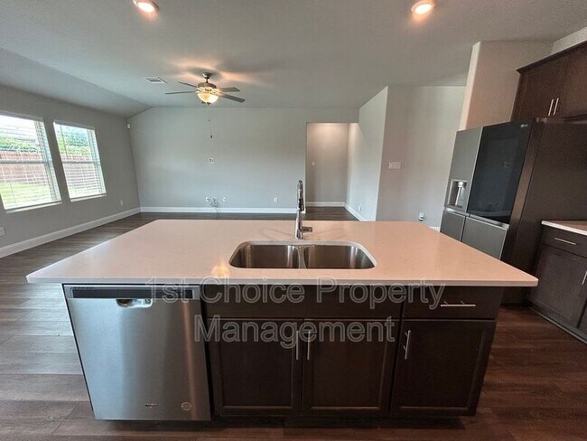 Building Photo - 2101 Sun Star Dr