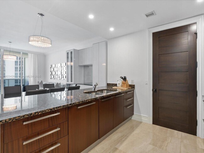 Building Photo - 15901 Collins Ave