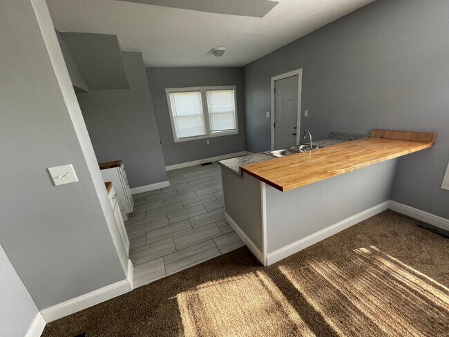 Building Photo - DAYTON, OH - FIVE OAKS - 3 BEDROOM/1 BATH ...