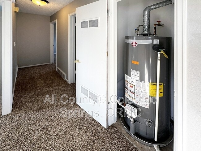 Building Photo - 6680 Parkridge Ct