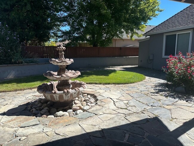 Building Photo - Located in the desirable Eagle Point Golf ...