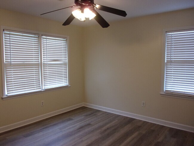 Building Photo - 1102 Chandler Dr