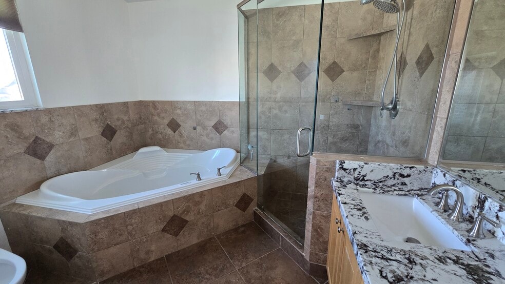 Primary en suite - 2504 W Pine Needle Pl