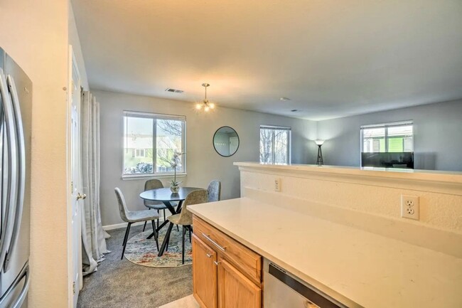 Building Photo - Charming 2BR Condo in Englewood, Pets OK, ...